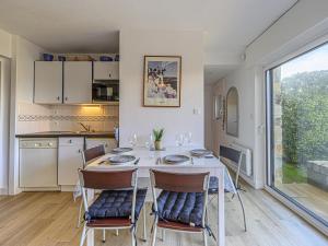 Η κουζίνα ή μικρή κουζίνα στο Apartment Océania II-1 by Interhome +16 φωτογραφίες