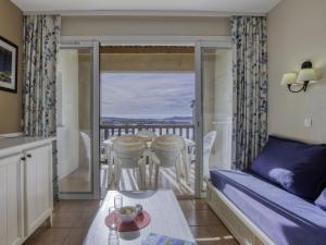 Posezení v ubytování Apartment Les Rivages de Coudoulière-27 by Interhome