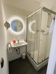 ein Bad mit einem Waschbecken und einer Dusche in der Unterkunft Gästehaus Kühnle in Bad Wildbad