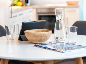 una mesa con una tableta, una botella y vasos en Apartment Ankerplatz by Interhome, en Norddeich 33 fotos más