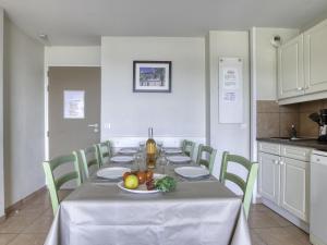 une table avec une nappe blanche et des fruits dessus dans l'établissement Apartment Les Rivages de Coudoulière-31 by Interhome, à Six-Fours-les-Plages 45 autres photos