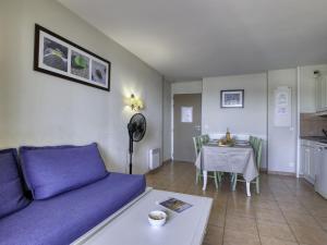 un salon avec un canapé violet et une table dans l'établissement Apartment Les Rivages de Coudoulière-31 by Interhome, à Six-Fours-les-Plages