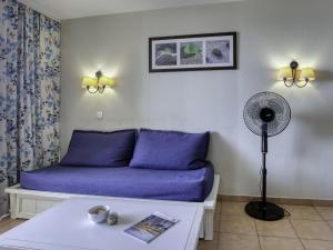 - un salon avec un canapé violet et un ventilateur dans l'établissement Apartment Les Rivages de Coudoulière-31 by Interhome, à Six-Fours-les-Plages