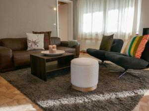 un soggiorno con divano e tavolino da caffè di Apartment Chalet Hobelbank by Interhome a Grindelwald