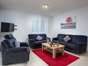 - un salon avec deux canapés et une table basse dans l'établissement Holiday Home Nilles by Interhome, à Norddeich