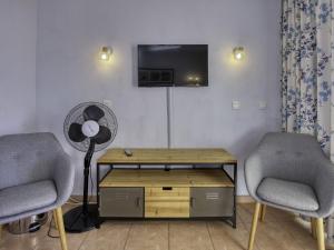 une chambre avec deux chaises et une table avec un ventilateur dans l'établissement Apartment Les Rivages de Coudoulière-19 by Interhome, à Six-Fours-les-Plages