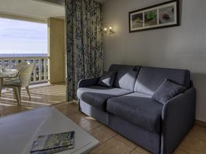 un salon avec un canapé et un balcon dans l'établissement Apartment Les Rivages de Coudoulière-19 by Interhome, à Six-Fours-les-Plages 40 autres photos