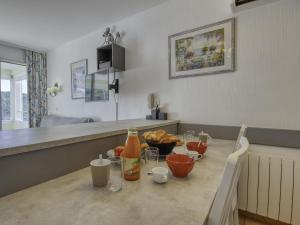 una mesa con comida y bebidas encima en Apartment Les Rivages de Coudoulière-2 by Interhome en Six-Fours-les-Plages