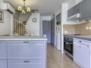 eine große Küche mit weißen Schränken und Geräten in der Unterkunft Apartment Les Rivages de Coudoulière-2 by Interhome in Six-Fours-les-Plages + 46 Fotos