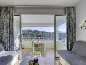 ein Wohnzimmer mit Sofa und Tisch in der Unterkunft Apartment Les Rivages de Coudoulière-2 by Interhome in Six-Fours-les-Plages