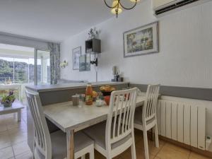 eine Küche und ein Esszimmer mit Tisch und Stühlen in der Unterkunft Apartment Les Rivages de Coudoulière-2 by Interhome in Six-Fours-les-Plages