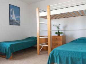 - une chambre avec des lits superposés et un bureau dans l'établissement Apartment Coudalère-Guadeloupe-8 by Interhome, au Barcarès