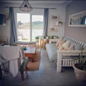 sala de estar con sofá y mesa en La Casita en Tandil en Tandil