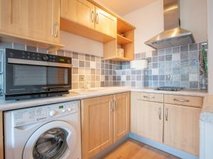 cocina con lavadora y lavavajillas en Studio Les Louvans-9 by Interhome, en Saint-Aygulf