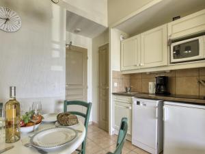 Kuchyň nebo kuchyňský kout v ubytování Apartment Les Rivages de Coudoulière-9 by Interhome + 43 fotografií