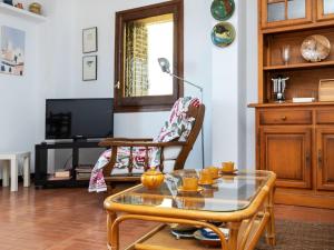 Televízia a/alebo spoločenská miestnosť v ubytovaní Apartment Can Panxo by Interhome