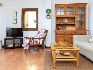 Televízia a/alebo spoločenská miestnosť v ubytovaní Apartment Can Panxo by Interhome