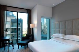 - une chambre avec un lit, un bureau et une fenêtre dans l'établissement Four Points by Sheraton Brisbane, à Brisbane