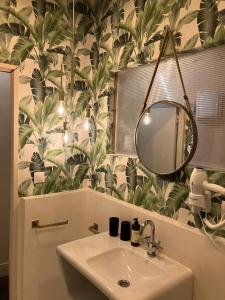 een badkamer met een wastafel en een spiegel bij Hotel Life Gran Via Design in Madrid