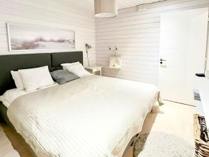 een slaapkamer met een bed met een witte sprei bij Holiday Home Kasnäs marina b 15 by Interhome in Kasnäs