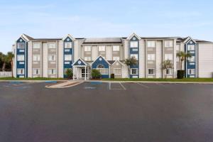 ein großes Mehrfamilienhaus mit Parkplatz in der Unterkunft Microtel Inn and Suites - Zephyrhills in Zephyrhills