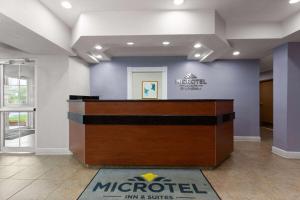 eine Lobby eines micedel Hotels mit einer Rezeption in der Unterkunft Microtel Inn and Suites - Zephyrhills in Zephyrhills + 28 Fotos