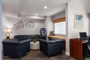 ein Büro mit einem Sofa, einem Schreibtisch und einem Computer in der Unterkunft Microtel Inn and Suites - Zephyrhills in Zephyrhills