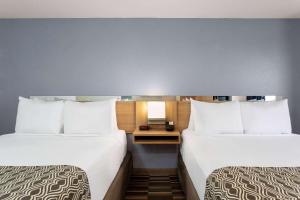 Ein Bett oder Betten in einem Zimmer der Unterkunft Microtel Inn and Suites - Zephyrhills