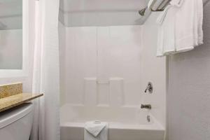 Ein Badezimmer in der Unterkunft Microtel Inn and Suites - Zephyrhills