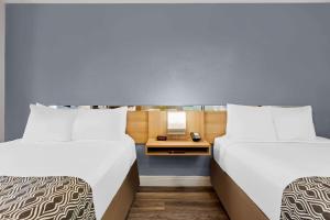 Ein Bett oder Betten in einem Zimmer der Unterkunft Microtel Inn and Suites - Zephyrhills