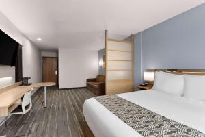 Ein Bett oder Betten in einem Zimmer der Unterkunft Microtel Inn and Suites - Zephyrhills