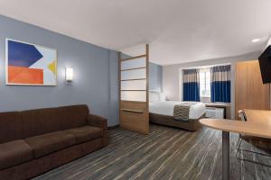 Ein Sitzbereich in der Unterkunft Microtel Inn and Suites - Zephyrhills