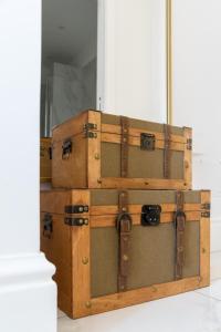 那不勒斯La Corte dei Mille Luxury的两个旧的干线堆叠在彼此的上面