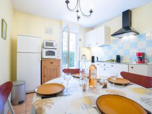 eine Küche mit einem Tisch und einer Flasche Wein in der Unterkunft Apartment Le Grand Parc-9 by Interhome in Saint-Aygulf