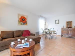 - un salon avec un canapé et une table dans l'établissement Apartment Le Grand Parc-9 by Interhome, à Saint-Aygulf