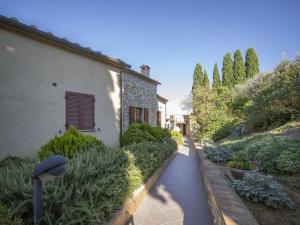 A garden outside Holiday Home La Smarrita Dei Carradori by Interhome