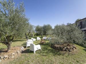 A garden outside Holiday Home La Smarrita Dei Carradori by Interhome