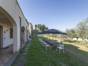 A garden outside Holiday Home La Smarrita Dei Carradori by Interhome