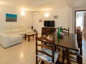 Televízia a/alebo spoločenská miestnosť v ubytovaní Villa La Paz by Interhome