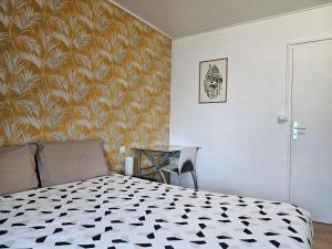 1 dormitorio con cama y pared en Résidence Studiomymy / Korea Sarangbang en Lorient