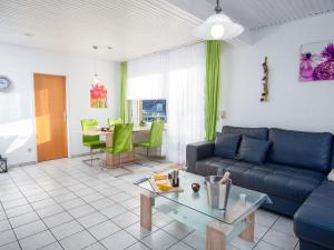 sala de estar con sofá y mesa en Apartment Knurrhahn by Interhome, en Norddeich