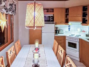 una cocina con una mesa con velas. en Holiday Home Alppitalo sinitähti 9 apt 3 by Interhome, en Tahkovuori