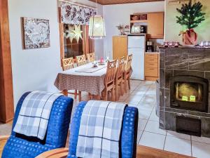 eine Küche und ein Esszimmer mit Tisch und Stühlen in der Unterkunft Holiday Home Alppitalo sinitähti 9 apt 3 by Interhome in Tahkovuori + 21 Fotos