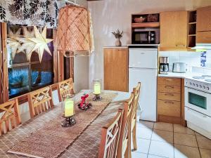eine Küche mit einem Tisch mit Kerzen darauf in der Unterkunft Holiday Home Alppitalo sinitähti 9 apt 3 by Interhome in Tahkovuori
