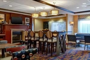 uma sala de estar com mesa e cadeiras em Hampton Inn Easley em Easley