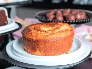 a bundt cake sitting on top of a white plate at ibis Presidente Prudente Manoel Goulart in Presidente Prudente