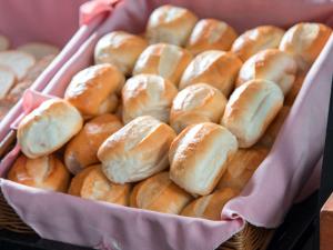 a basket full of buns in a pink at ibis Presidente Prudente Manoel Goulart in Presidente Prudente