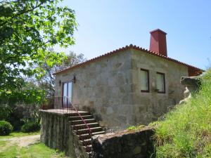 una vieja casa de piedra con escaleras que conducen a ella en Holiday Home De Pedral by Interhome en Castelo do Neiva