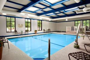 uma grande piscina com um grande tecto em Hilton Garden Inn Rochester/Pittsford em Bushnell Basin