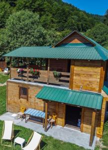 mały dom z zielonym dachem i ławką w obiekcie Green Cottage Nikola 